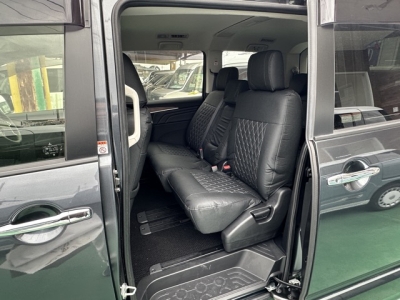 デリカD:5 4WD(三菱)レンタＵＰ 後席内装