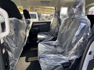 デリカD:5 4WD(三菱)レンタ登録済未使用車 後席内装