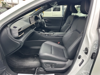 クラウンクロスオーバー(トヨタ)中古車 前席内装