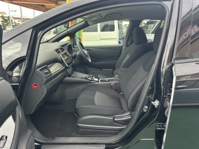 リーフ(ニッサン)中古車 前席内装