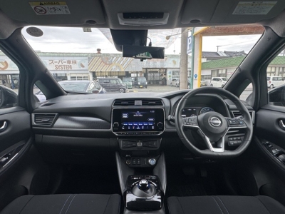 リーフ(ニッサン)中古車 後席から見た前席