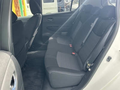 リーフ(ニッサン)中古車 後席内装