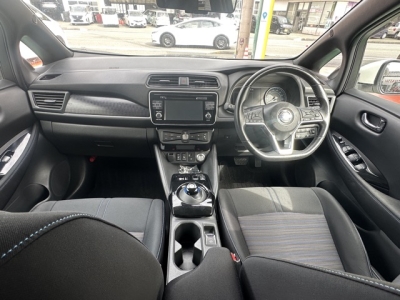 リーフ(ニッサン)中古車 後席から見た前席