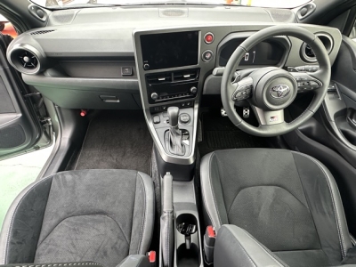 GRヤリス(トヨタ)中古車 後席から見た前席