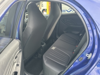 ヤリス(トヨタ)中古車 後席内装