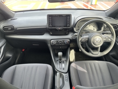 ヤリス(トヨタ)中古車 後席から見た前席