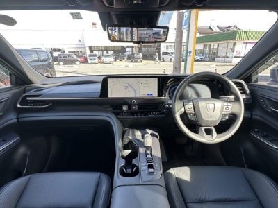 クラウンクロスオーバー(トヨタ)中古車 後席から見た前席