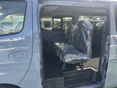 キャラバン(ニッサン)登録済未使用車 後席内装