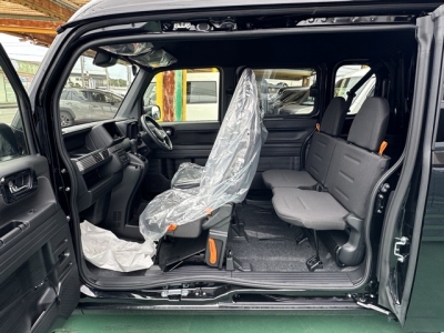 N-VAN(ホンダ)届出済未使用車 後席から見た前席