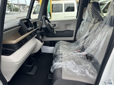 新型N-BOX(ホンダ)届出済未使用車 前席内装