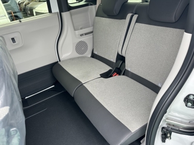新型N-BOX(ホンダ)届出済未使用車 後席内装