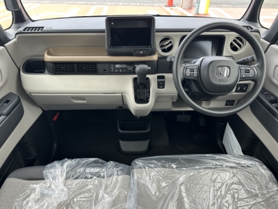 新型N-BOX(ホンダ)届出済未使用車 後席から見た前席