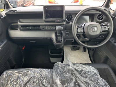 新型N-BOX(ホンダ)届出済未使用車 後席から見た前席