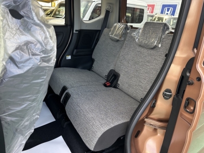 新型フレアワゴン(マツダ)届出済未使用車 後席内装