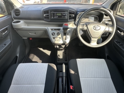 ミライース(ダイハツ)中古車 後席から見た前席