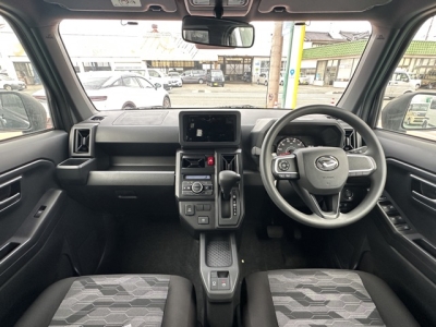 タフト(ダイハツ)届出済未使用車 後席から見た前席