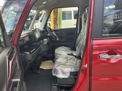 新型スペーシアカスタム(スズキ)届出済未使用車 前席内装