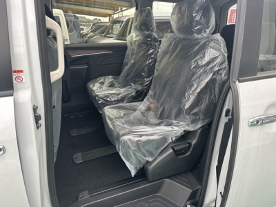 デリカD:5 4WD(三菱)レンタ登録済未使用車 後席内装