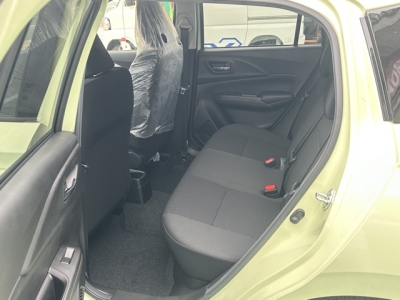新型スイフト(スズキ)登録済未使用車 後席内装