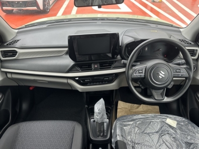 新型スイフト(スズキ)登録済未使用車 後席から見た前席