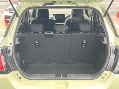 新型スイフト(スズキ)登録済未使用車 内外装写真他