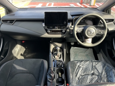 GRカローラ(トヨタ)中古車 後席から見た前席
