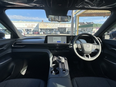 クラウンクロスオーバー(トヨタ)登録済未使用車 後席から見た前席