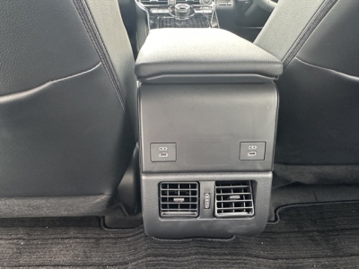 bZ4X(トヨタ)中古車 後席から見た前席