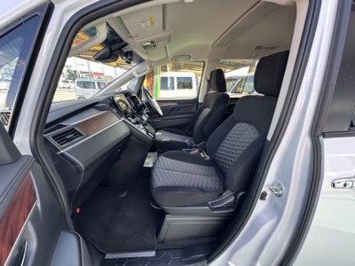 デリカD:5 4WD(三菱)レンタＵＰ 前席内装