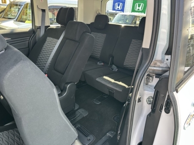 デリカD:5 4WD(三菱)レンタＵＰ 後席から見た前席