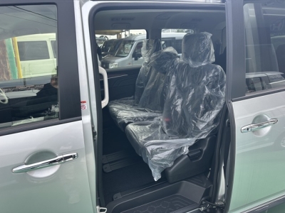 デリカD:5 4WD(三菱)レンタ登録済未使用車 後席内装