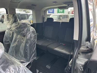 デリカD:5 4WD(三菱)レンタ登録済未使用車 後席から見た前席