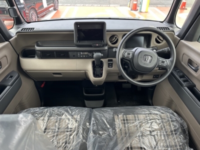 N-BOX(ホンダ)届出済未使用車 後席から見た前席