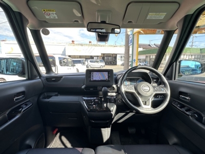 新型ルークス(ニッサン)中古車 後席から見た前席