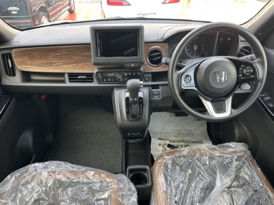 N-ONE(ホンダ)届出済未使用車 後席から見た前席