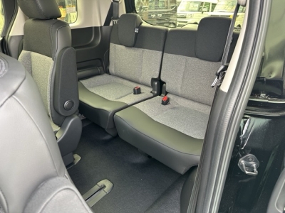 新型フリード(ホンダ)新車見本展示無 後席から見た前席