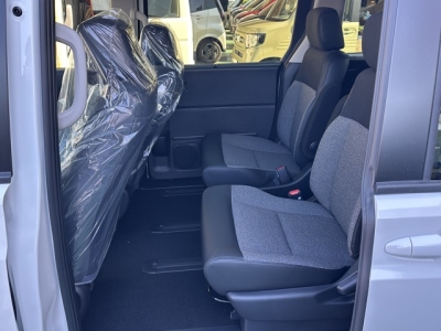 新型フリード(ホンダ)新車見本展示無 後席内装