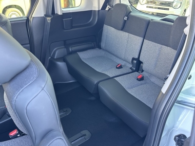 新型フリード(ホンダ)新車見本展示無 後席から見た前席