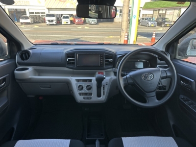 ピクシスエポック(トヨタ)中古車 後席から見た前席