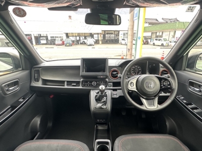 N-ONE(ホンダ)届出済未使用車 後席から見た前席