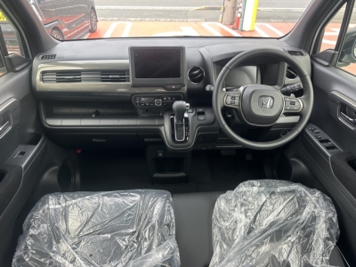 N-WGN(ホンダ)届出済未使用車 後席から見た前席