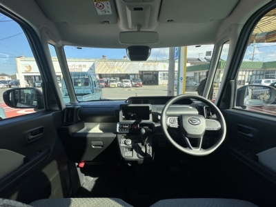 タント(ダイハツ)届出済未使用車 後席から見た前席