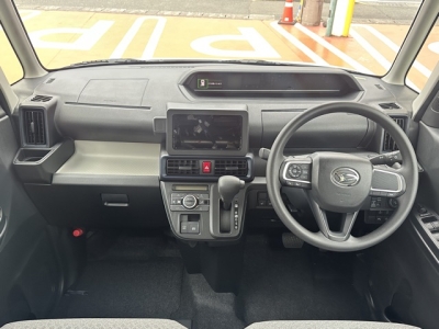 タント(ダイハツ)届出済未使用車 後席から見た前席