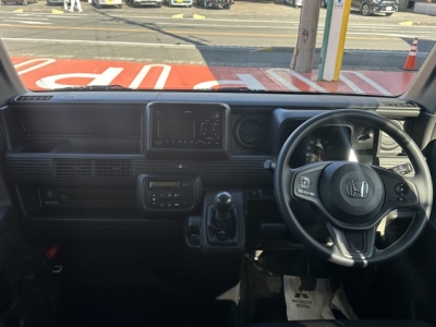 N-VAN(ホンダ)中古車 後席から見た前席