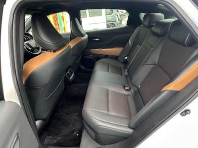 クラウンクロスオーバー(トヨタ)中古車 後席内装