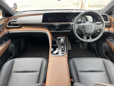 クラウンクロスオーバー(トヨタ)中古車 後席から見た前席