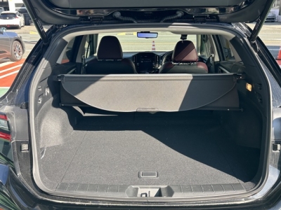 レヴォーグ(スバル)中古車 後席内装