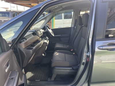 フリード＋(ホンダ)ディーラ-試乗車 前席内装