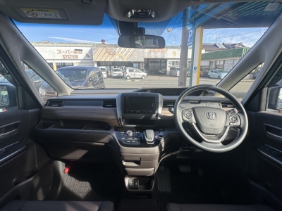 フリード＋(ホンダ)ディーラ-試乗車 後席から見た前席