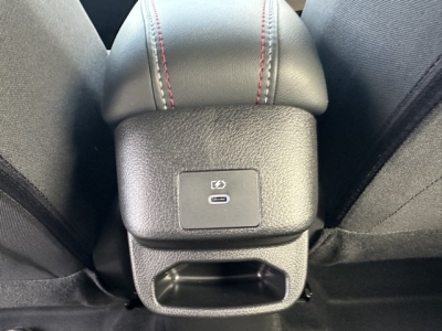 オーラ(ニッサン)登録済未使用車 後席から見た前席